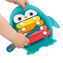 Xilofonul Pinguin Ludi văzut de aproape, cu cinci lame colorate și ciocănel