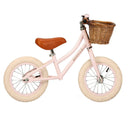 Bicicletă fără pedale Banwood roz cu coș din răchită, vedere laterală