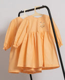 Rochie oranj cu broderie florală și albinuță — Gogosele