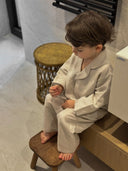 Pijama bej din in, vedere frontală în poziție așezată