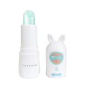Balsamul de buze Inuwet cu aromă de cupcake, deschis, alături de capacul cu schior