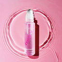 Parfumul roll-on Inuwet Cerise cu sclipici, pe fundal roz intens
