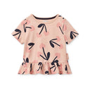 Tricou Kya roz cu imprimeu și volan la tiv, vedere frontală