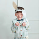 Copil purtând costumul de iepuraș cu vestă gingham și urechi — Meri Meri