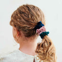 Set de 6 scrunchie-uri subțiri, multicolor, pe fundal roz