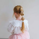 Elasticele Ballerina într-o coadă împletită, vedere amplă din spate