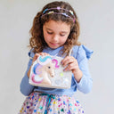 Copil purtând geanta Unicorn din catifea bej, vedere frontală