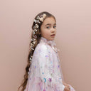 Copil purtând agrafele Ballerina, întors spre cameră