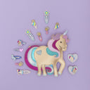 Set de 8 agrafe de păr Unicornland alături de alte accesorii Mimi & Lula, pe fundal mov