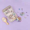 Oglinda Magical Unicorn alături de cutie de bijuterii și accesorii, pe fundal mov