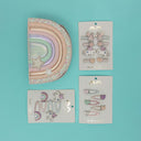Agrafele Dreamy Fairy prezentate cu geanta și cardurile de accesorii, pe fundal turcoaz