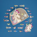 Geantă Unicorn din catifea bej alături de alte accesorii Mimi & Lula, pe fundal albastru
