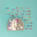 Set de 8 agrafe de păr Unicornland alături de alte accesorii Mimi & Lula, pe fundal turcoaz