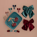 Set de 2 agrafe Agnes cu fundă din catifea alături de alte accesorii Mimi & Lula, pe fundal crem