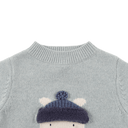 Pulover din lână merino Denn Urs polar, Cloud Blue Melange – detaliu decolteu și broderie