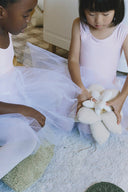Copii lângă floarea textilă de pe covorul Swan Lake