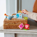 Copil folosind setul pentru micul dejun Kitten’s Breakfast Djeco