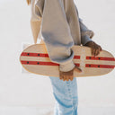 Skateboard copii din lemn natural cu dungi rosii