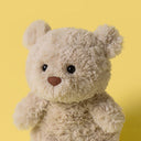 Chipul ursulețului Bartholomew Bear Junior, pe fundal galben