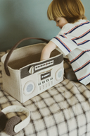 Copil introducând mâna în coșul Boom Box
