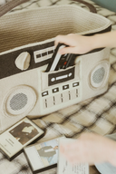 Detaliu al buzunarului frontal al coșului Boom Box, cu o casetă