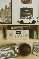 Coșul Boom Box așezat pe un raft