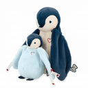 Pinguinul mic așezat lângă pinguinul mare, văzuți din unghi