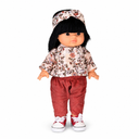 Păpușă Minikane cu păr negru, ținută florală și pantaloni roz