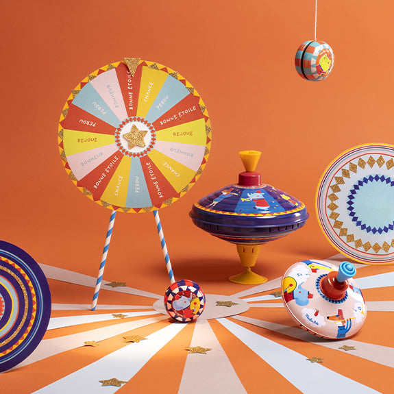 Металлические игрушки Moulin Roty на оранжевом фоне