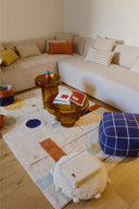 Puful Geo Block Navy Blue într-un living, lângă covor