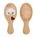 Perie de păr Cute Kitty pe fundal alb