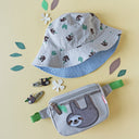 Borsetă Sleepy Sloth Rockahula Kids alături de pălărie și accesorii