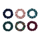 Cele șase scrunchie-uri subțiri multicolore, aranjate pe fundal alb