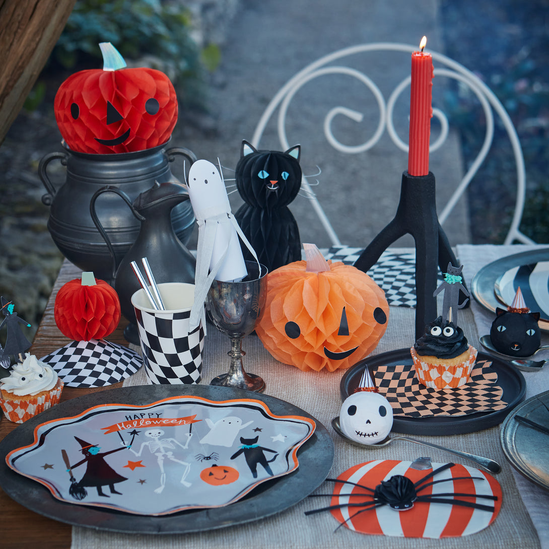 Masă de Halloween decorată cu dovleci, fantome și accesorii Meri Meri